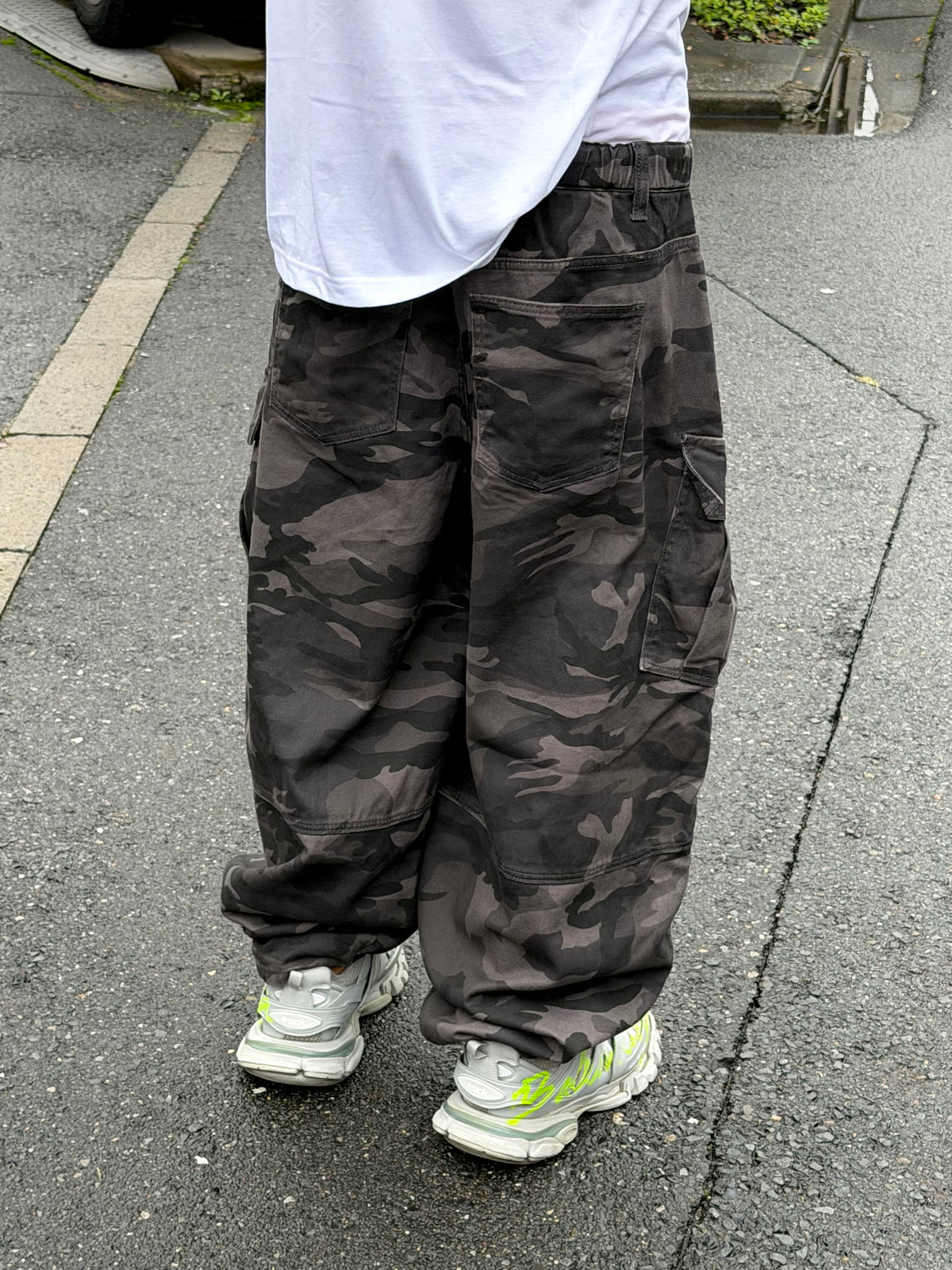 Dark Camo Wide-Leg Cargo Pants