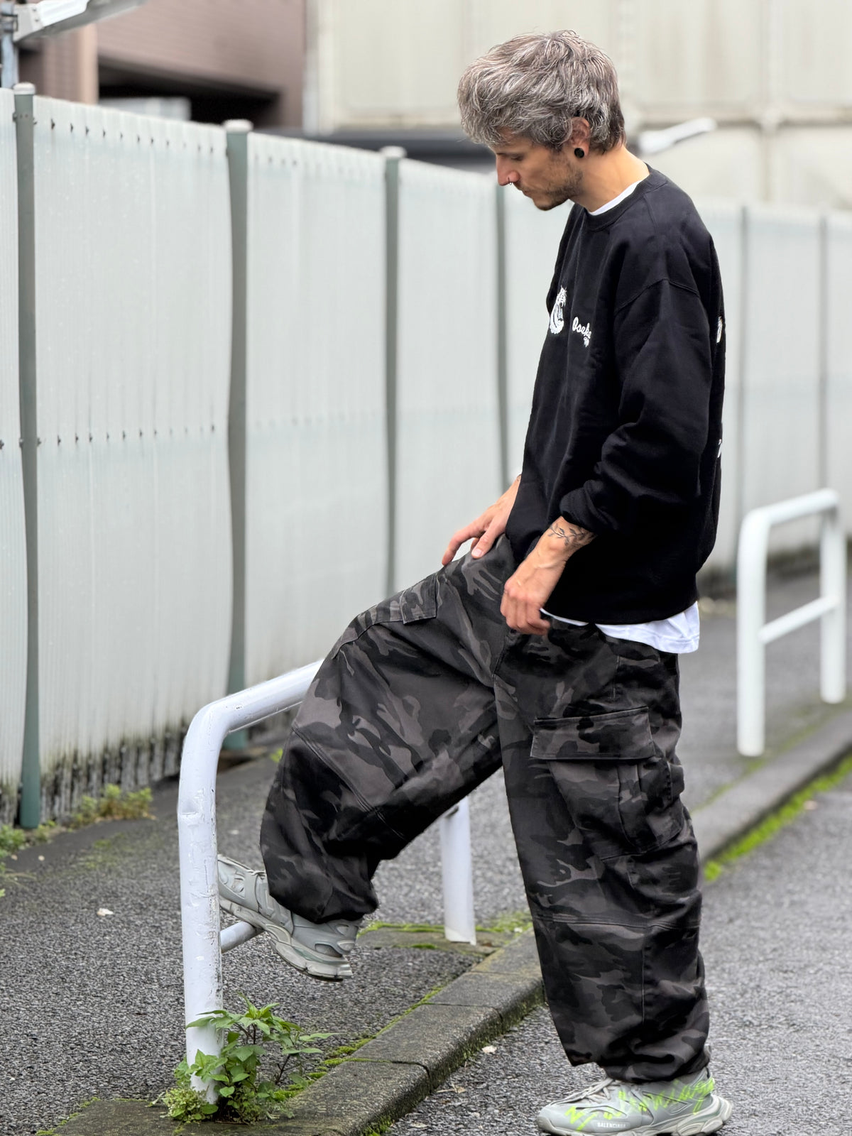 Dark Camo Wide-Leg Cargo Pants